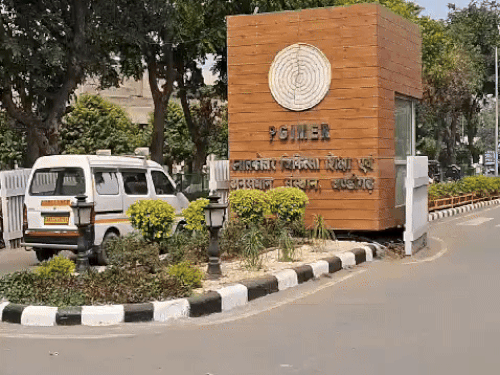 पीजीआई चंडीगढ़ की प्राइवेट ग्रांट से जुड़े कर्मियों को भी आरोपी बनाया गया है।