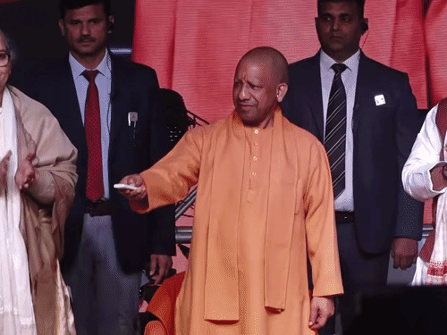 सीएम योगी ने विश्वविद्यालय का 15 रुपए वाले डाक टिकट से रिमोट से पर्दा उठाया।