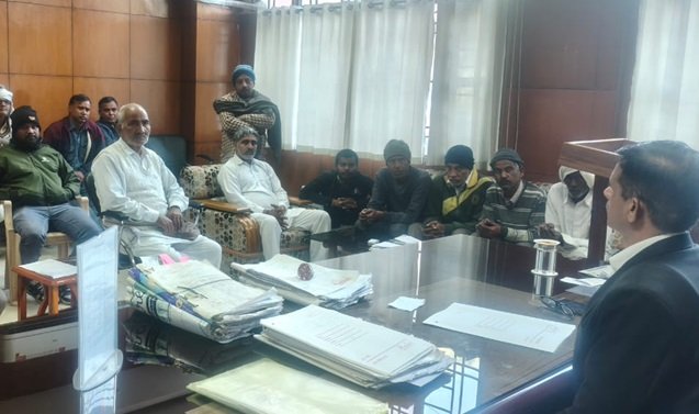 सोनीपत में डीजल ऑटो चालकों की मीटिंग लेते हुए आरटीओ सुभाष चन्द्र।