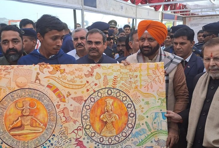 राखी गढ़ी में सीएम को भेंट की गई एक प्राचीन कलाकृति।