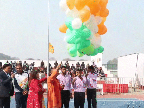 सीएम ने रंग-बिरंगे गैस गुब्बारे हवा में छोड़े तो पूरा बास्केटबॉल कोर्ट तालियों से गूंज उठा।