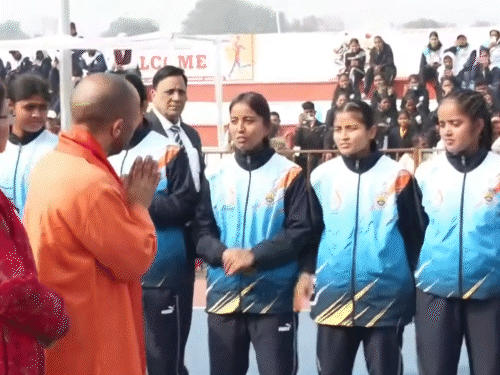 सीएम योगी ने खिलाड़ियों से उनका परिचय भी जाना। खिलाड़ियों ने हाथ जोड़कर सीएम का अभिवादन किया।