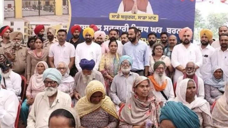 सरकार के कैंपों में भाग लेते हुए बुजुर्ग।