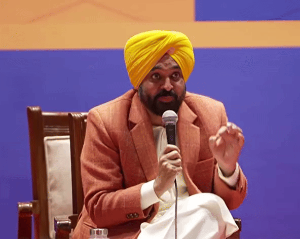 सीएम भगवंत मान नौकरी हासिल करने वालों को नियुक्ति पत्र देने के बाद संबोधित करते हुए।