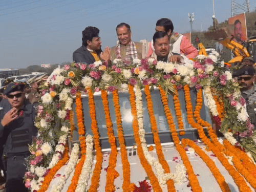 भाजपा अध्यक्ष नितिन नबीन को खुली जीप में कार्यालय तक लाया गया। सीएम भी उनके साथ रहे।