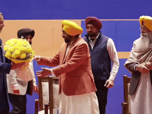 सीएम मान को सम्मानित करते हुए सेहत मंत्री व कृषि मंत्री