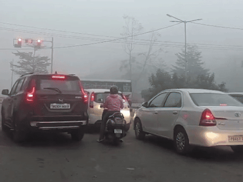 चंडीगढ़-मोहाली बॉर्डर पर घने कोहरे की चादर छाई।