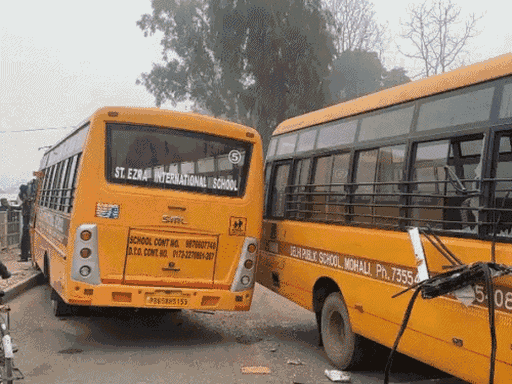 मोहाली के खरड़ में धुंध के कारण दो स्कूल की बसे आमने-सामने से टकरा गई। (फाइल फोटो)