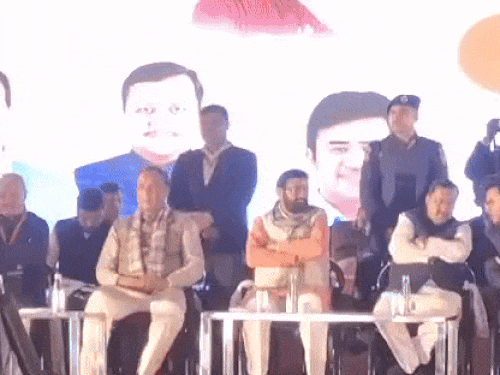 मंच पर मौजूद भाजपा के कार्यकारी राष्ट्रीय अध्यक्ष नितिन नबीन और हरियाणा के सीएम नायब सिंह सैनी।