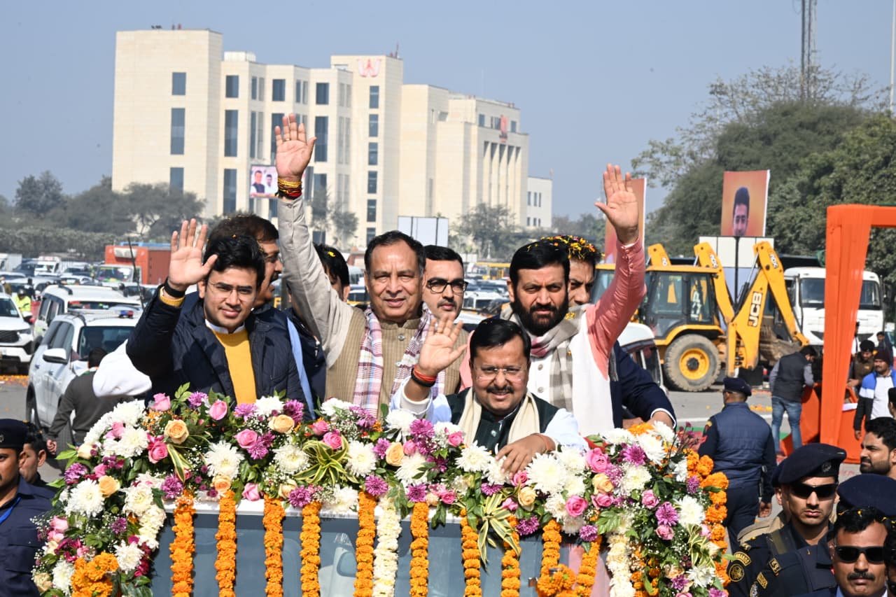 गुरुग्राम पहुंचे भाजपा के राष्ट्रीय कार्यकारी अध्यक्ष नितिन नबीन को खुली जीप में लेकर आते मुख्यमंत्री और प्रदेशाध्यक्ष।