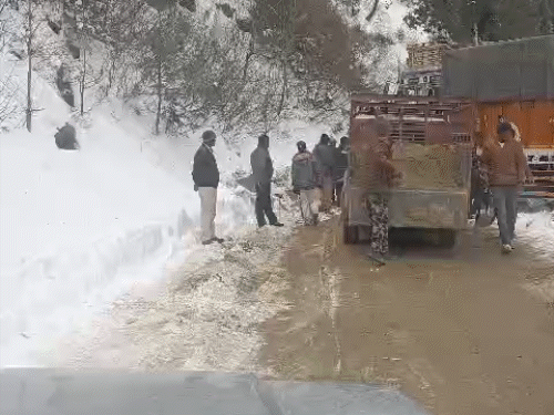 शिमला-ठियोग एनएच पर फिसलन कम करने के लिए मिट्‌टी डालते हुए PWD के मजदूर।