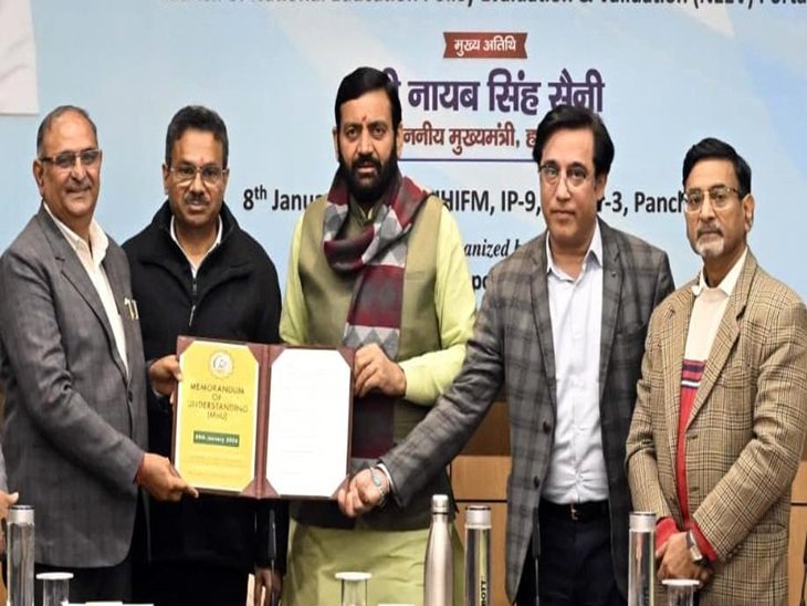 स्वर्ण जयंती वित्तीय प्रबंधन संस्थान व हरियाणा के विश्वविद्यालय के बीच एमओयू के दस्तावेज का आदान-प्रदान करवाते हुए सीएम नायब सैनी व मुख्य सचिव अनुराग रस्तोगी।