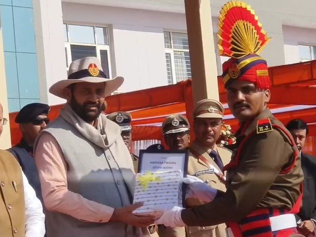 करनाल में एक वार्डन को सम्मानित करते सीएम नायब सैनी