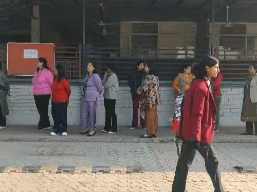 स्कूल के बाहर बच्चों को लेने पहुंचे पेरेंट्स की कतारें लग गईं।