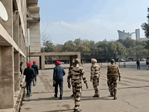 पंजाब सचिवालय में जांच के लिए पहुंचे CRPF के जवान।