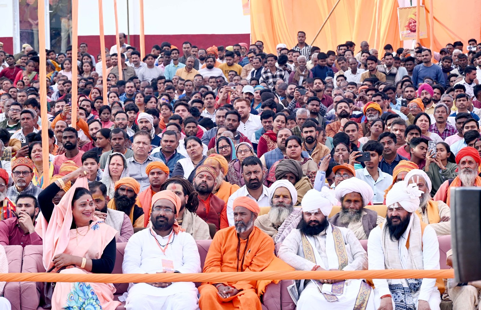 जनसभा को लोग सीएम योगी को सुनने पहुंचे।