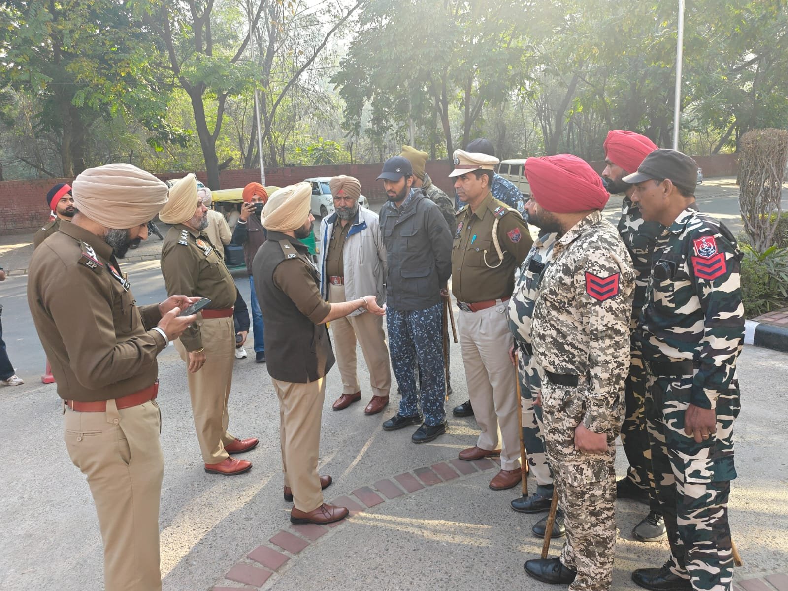 लर्निंग पाथ स्कूल में पहुंचीं पुलिस की टीमें।