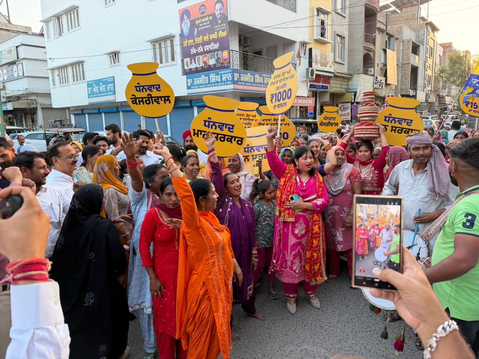 अबाेहर में रैली निकालती महिलाएं।