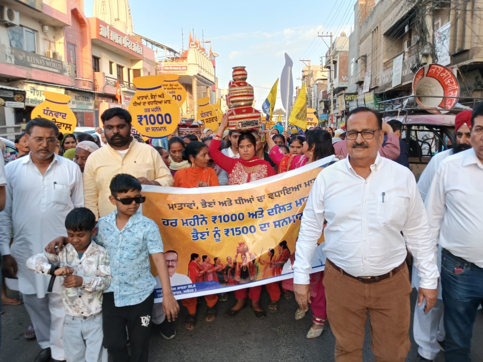 अबाेहर में महिलाएं यात्रा निकालते हुए