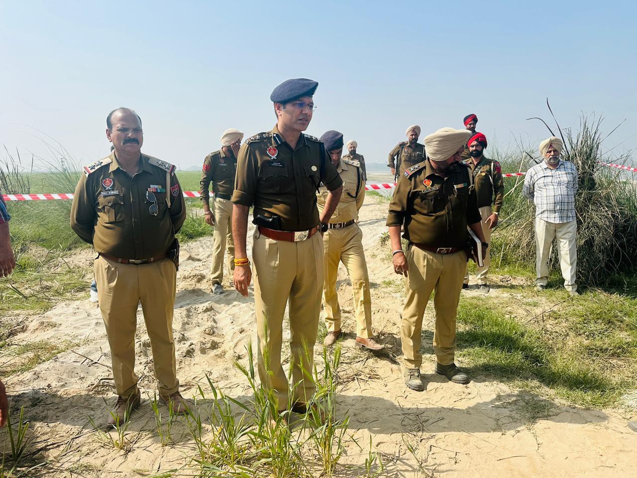 एनकाउंटर स्थल पर पहुंचे पुलिस अधिकारी।