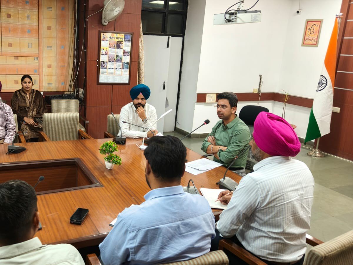 मोगा में अधिकारियों के साथ बैठक करते हुए डीसी सागर सेतिया।