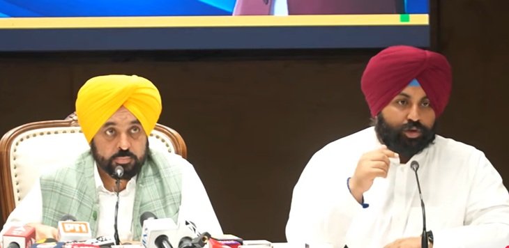 पंजाब सीएम भगवंत और शिक्षामंत्री हरजोत सिंह बैंस जानकारी देते हुए।