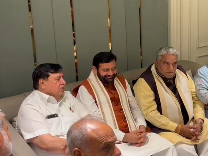 कैलाश भगत से बातचीत करते सीएम