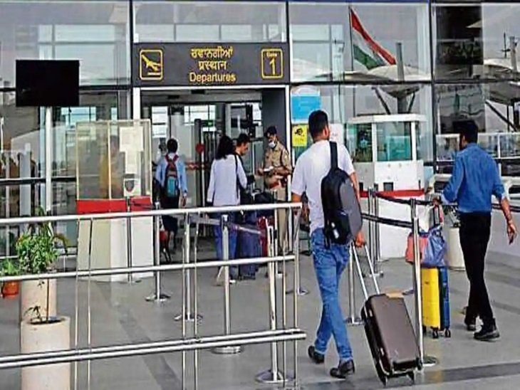 चंडीगढ़ एयरपोर्ट पर जाते लोग। फाइल फोटो